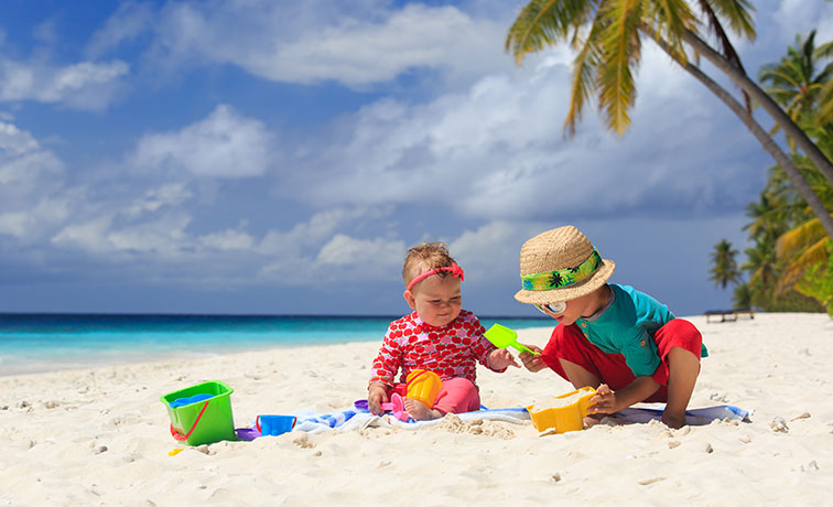 Bild: Kids spielen am Strand