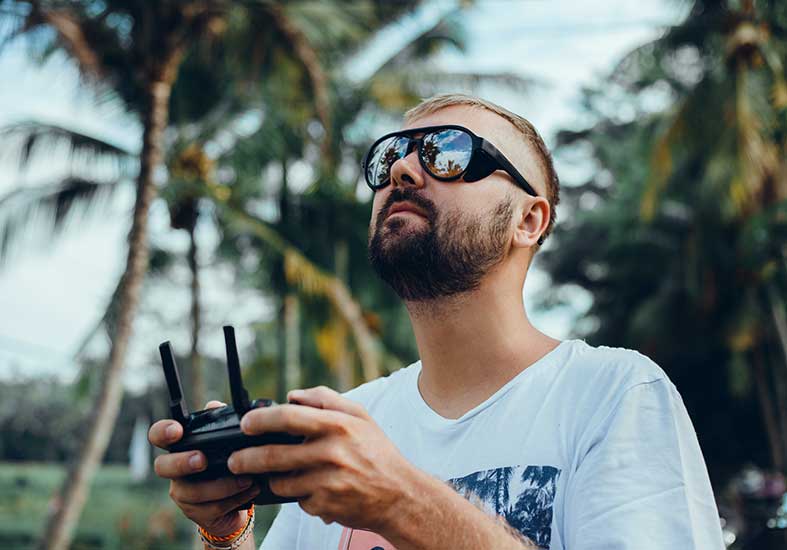 Mann verwendet Drohne im Urlaub